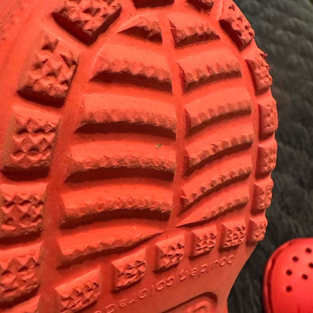 Red crocs - Picture 13 of 14